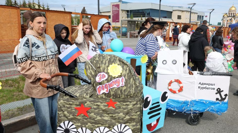 Конкурс-парад детских колясок прошел в столице Ямала во время праздника «Лето! Дети! Чудеса!» В параде приняли участие более сотни семей Конкурс-парад детских колясок прошел в столице Ямала во время праздника «Лето! Дети! Чудеса!» В параде приняли участие более сотни семей