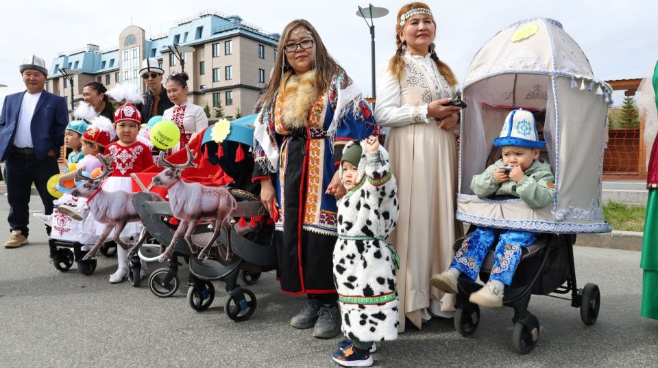 Конкурс-парад детских колясок прошел в столице Ямала во время праздника «Лето! Дети! Чудеса!» В параде приняли участие более сотни семей Конкурс-парад детских колясок прошел в столице Ямала во время праздника «Лето! Дети! Чудеса!» В параде приняли участие более сотни семей