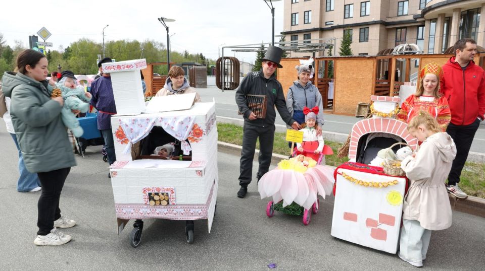 Конкурс-парад детских колясок прошел в столице Ямала во время праздника «Лето! Дети! Чудеса!» В параде приняли участие более сотни семей Конкурс-парад детских колясок прошел в столице Ямала во время праздника «Лето! Дети! Чудеса!» В параде приняли участие более сотни семей