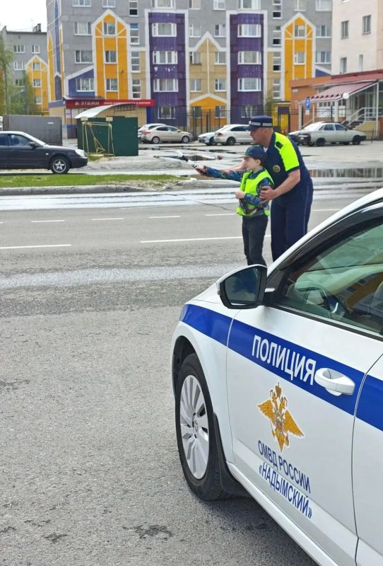5 июня в рамках запланированных мероприятий по повышению осведомлённости детей о Правилах дорожного движения, а также в преддверии 90летия со дня образования Госавтоинспекции сотрудники надымской полиции организовали... 5 июня в рамках запланированных мероприятий по повышению осведомлённости детей о Правилах дорожного движения, а также в преддверии 90летия со дня образования Госавтоинспекции сотрудники надымской полиции организовали...
