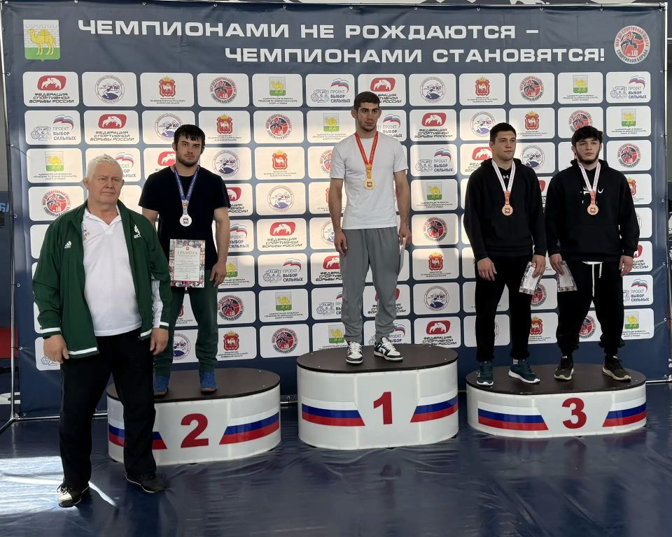 Ямальские борцы завоевали четыре награды на первенстве Урала Ямальские борцы завоевали четыре награды на первенстве Урала