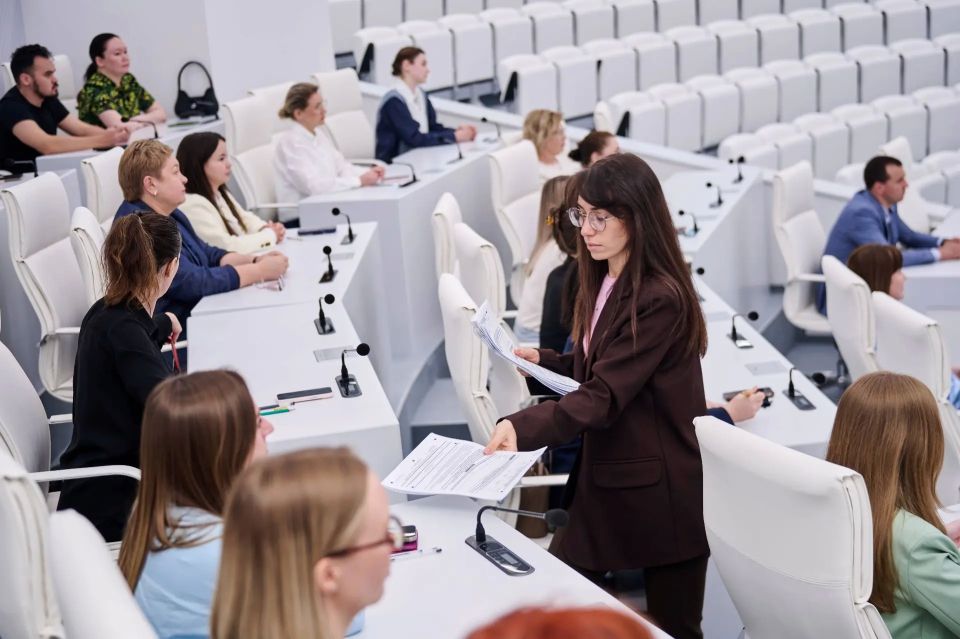 Ямальские чиновники написали пробный ЕГЭ по русскому языку Ямальские чиновники написали пробный ЕГЭ по русскому языку