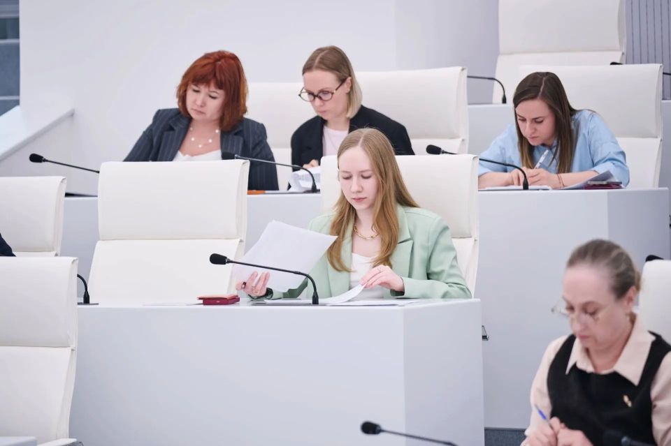 Ямальские чиновники написали пробный ЕГЭ по русскому языку Ямальские чиновники написали пробный ЕГЭ по русскому языку