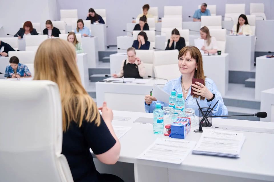 Ямальские чиновники написали пробный ЕГЭ по русскому языку Ямальские чиновники написали пробный ЕГЭ по русскому языку
