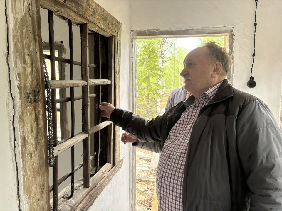 7 июня ветераны и сотрудники УМВД России по Ямало-Ненецкому автономному округу совершили памятную поездку к историческому объекту — лагпункту 501й стройки № 76, расположенному у разъезда «Глухарный» 7 июня ветераны и сотрудники УМВД России по Ямало-Ненецкому автономному округу совершили памятную поездку к историческому объекту — лагпункту 501й стройки № 76, расположенному у разъезда «Глухарный»
