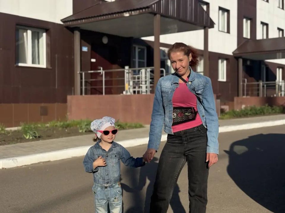 Благодаря поддержке сотрудников авиакомпании «Ямал» Андриана вместе с мамой смогла отправиться в Москву на очередной этап лечения