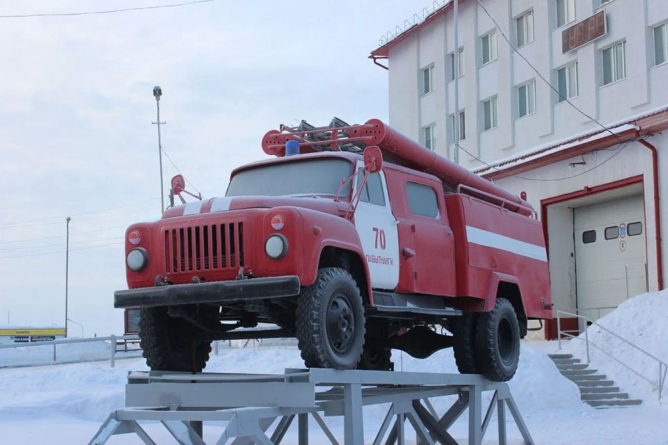Боевой трудяга. . На территории 14 пожарно-спасательной части города Лабытнанги на постаменте установлен пожарный автомобиль