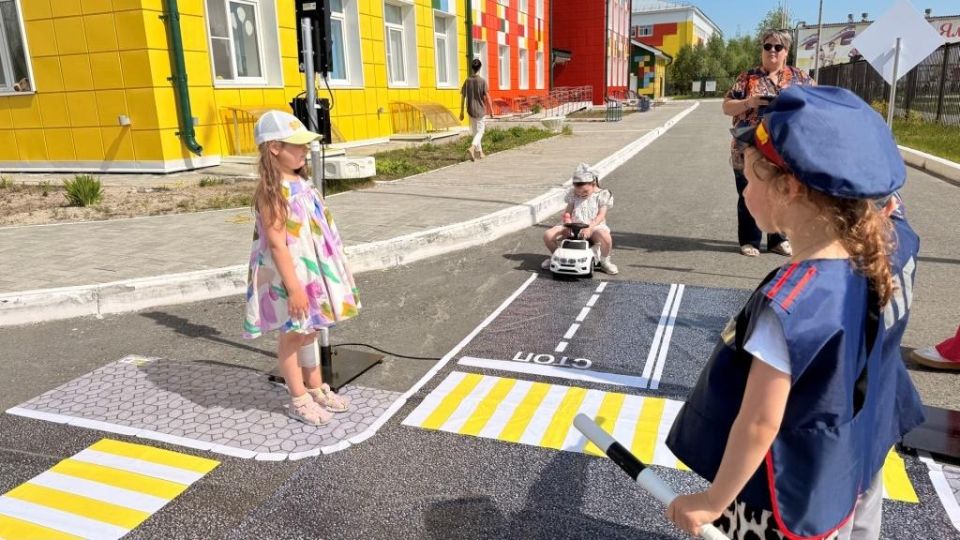 Сотрудники губкинской Госавтоинспекции провели мероприятие в детском саду «Колокольчик» Сотрудники губкинской Госавтоинспекции провели мероприятие в детском саду «Колокольчик»