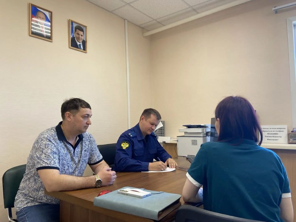 Прокурором Тазовского района Сергеем Демагиным совместно с социальным координатором филиала фонда поддержки участников СВО «Защитники Отечества» Владимиром Ещенко проведен личный прием участников СВО и членов их семей
