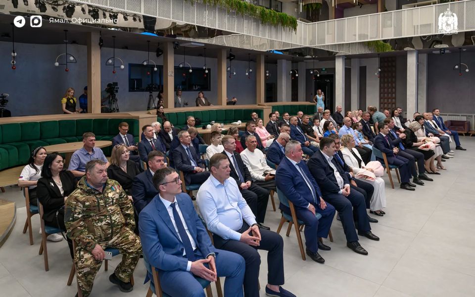 Дмитрий Артюхов вручил награды ямальцам Дмитрий Артюхов вручил награды ямальцам