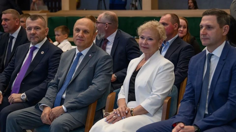 Дмитрий Артюхов в преддверии Дня России вручил награды жителям Ямала Дмитрий Артюхов в преддверии Дня России вручил награды жителям Ямала