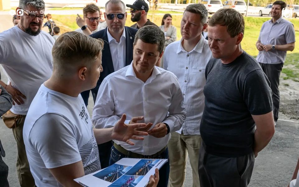 Дмитрий Артюхов оценил ход строительства арт-центра «ГАЗ» и обновлённый «Виадук» в Новом Уренгое Дмитрий Артюхов оценил ход строительства арт-центра «ГАЗ» и обновлённый «Виадук» в Новом Уренгое