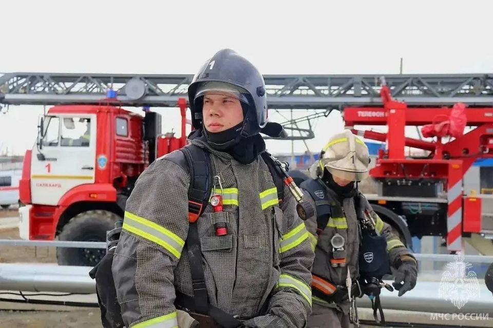 Пожарные Салехарда спасли подростка на крыше Пожарные Салехарда спасли подростка на крыше