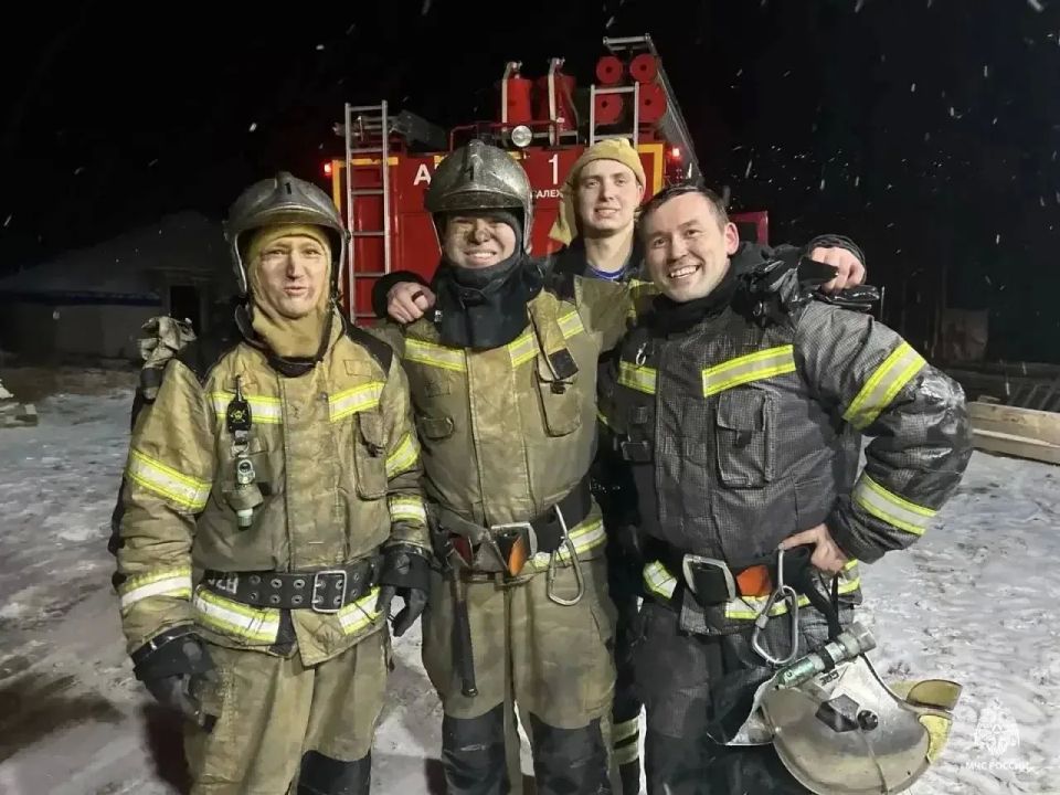 Пожарные Салехарда спасли подростка на крыше Пожарные Салехарда спасли подростка на крыше