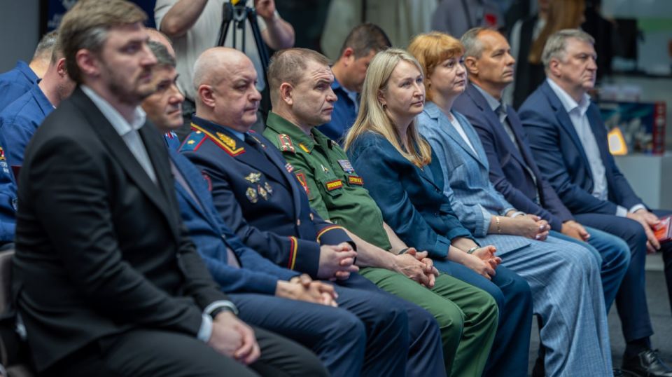 В Салехарде вручили дипломы выпускникам программы «Герои Ямала» В Салехарде вручили дипломы выпускникам программы «Герои Ямала»