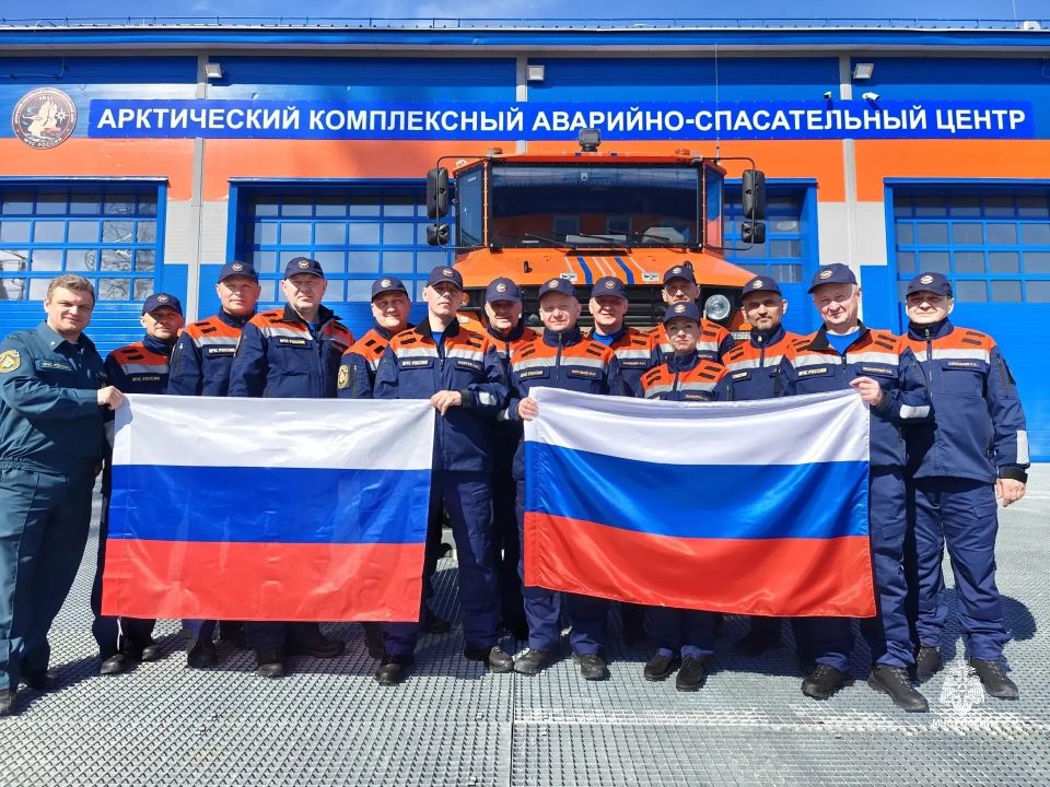 В День России огнеборцы Ямала присоединились к празднованию, запечатлев момент с флагом России В День России огнеборцы Ямала присоединились к празднованию, запечатлев момент с флагом России