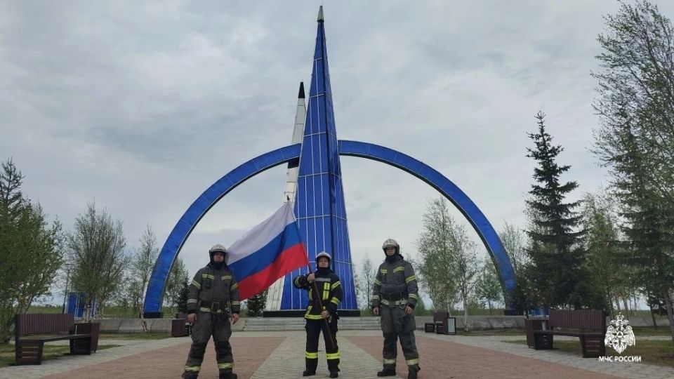 В День России огнеборцы Ямала присоединились к празднованию, запечатлев момент с флагом России В День России огнеборцы Ямала присоединились к празднованию, запечатлев момент с флагом России