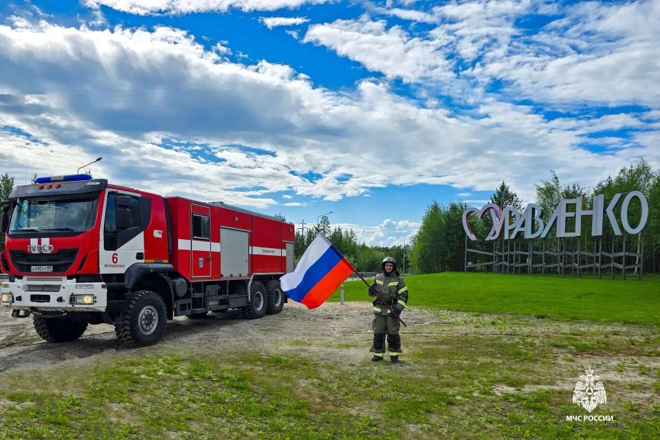 В День России огнеборцы Ямала присоединились к празднованию, запечатлев момент с флагом России В День России огнеборцы Ямала присоединились к празднованию, запечатлев момент с флагом России