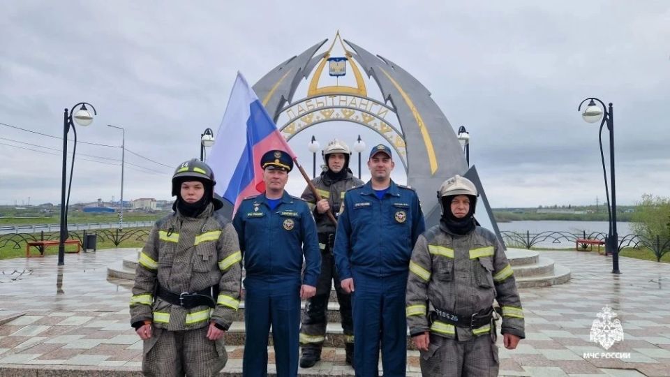 В День России огнеборцы Ямала присоединились к празднованию, запечатлев момент с флагом России В День России огнеборцы Ямала присоединились к празднованию, запечатлев момент с флагом России