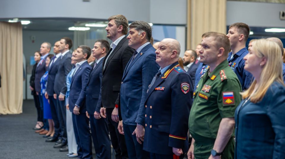В Салехарде вручили дипломы выпускникам программы «Герои Ямала» В Салехарде вручили дипломы выпускникам программы «Герои Ямала»