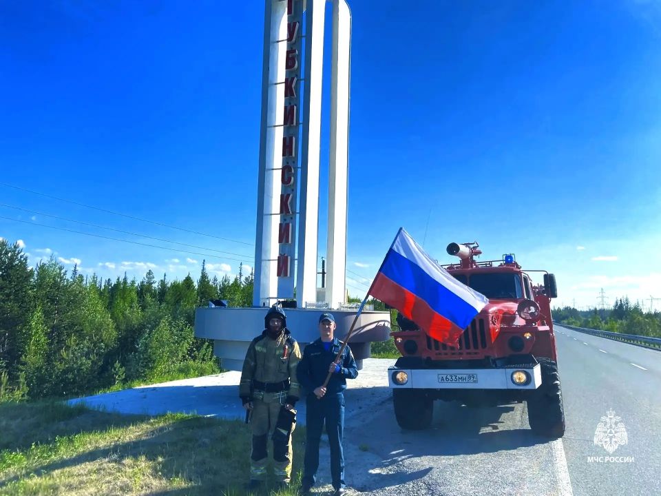 В День России огнеборцы Ямала присоединились к празднованию, запечатлев момент с флагом России В День России огнеборцы Ямала присоединились к празднованию, запечатлев момент с флагом России