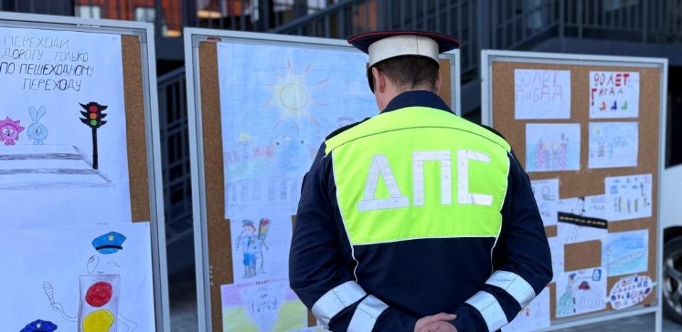 Сотрудники Госавтоинспекции Тазовского района подвели итоги конкурса рисунков «Инспектор ГИБДД глазами ребенка» Сотрудники Госавтоинспекции Тазовского района подвели итоги конкурса рисунков «Инспектор ГИБДД глазами ребенка»