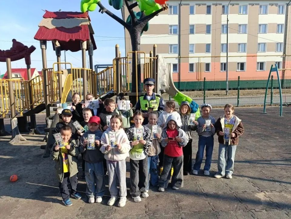 Тазовские автоинспекторы провели беседы с юными участниками дорожного движения на детских площадках Тазовские автоинспекторы провели беседы с юными участниками дорожного движения на детских площадках