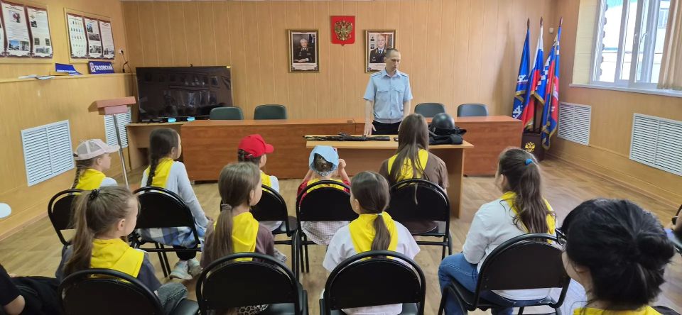 В рамках всероссийской акции «Каникулы с общественным советом» сотрудники отдела МВД России «Тазовское» провели встречу с группами школьников, находящимися в лагере дневного пребывания В рамках всероссийской акции «Каникулы с общественным советом» сотрудники отдела МВД России «Тазовское» провели встречу с группами школьников, находящимися в лагере дневного пребывания