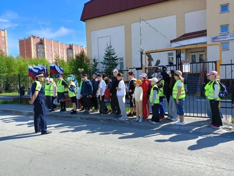 В Салехарде прошли обучающие тренинги по дорожной безопасности для детей из пришкольного лагеря В Салехарде прошли обучающие тренинги по дорожной безопасности для детей из пришкольного лагеря