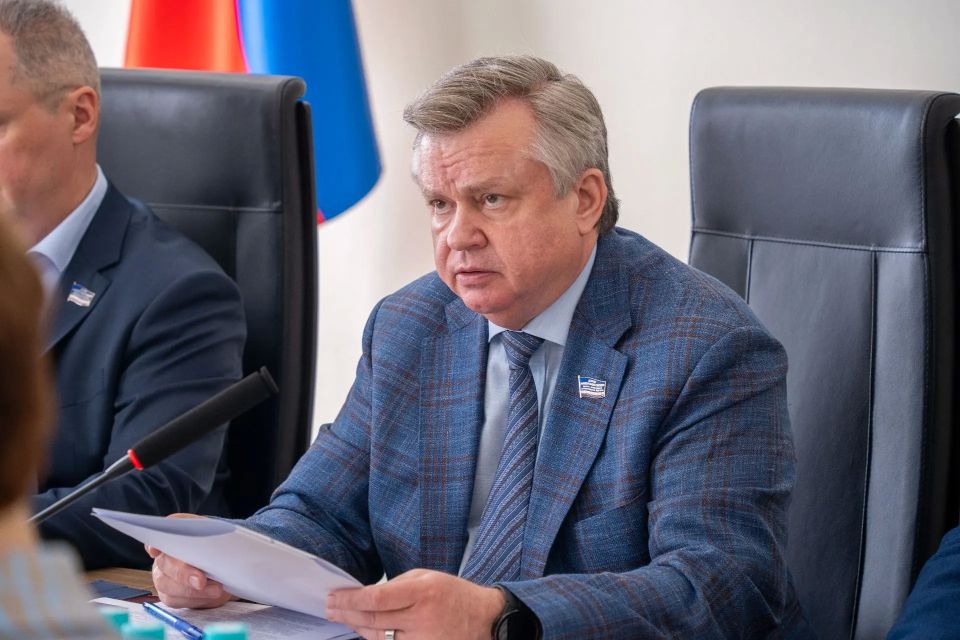 На заседании комитета по экономической политике, бюджету и ЖКХ депутаты рассмотрели ход реализации окружной программы по обеспечению жильём медицинских работников