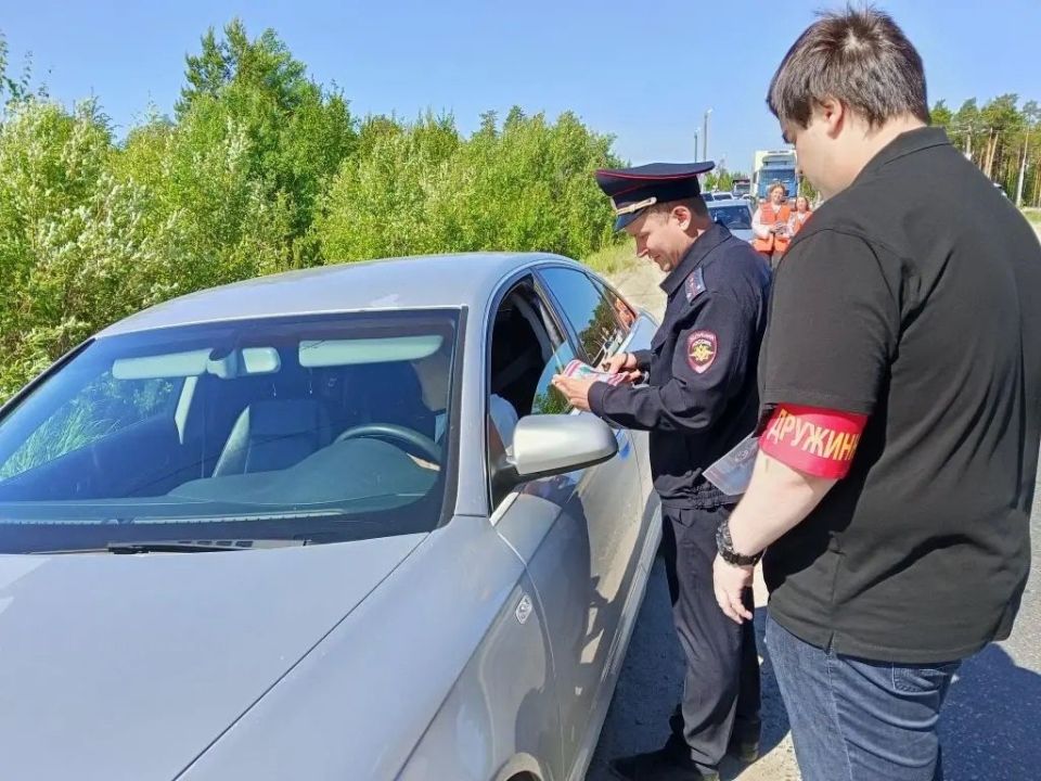 Ноябрьскими автоинспекторами совместно с Добровольной народной дружины проведена пропагандистская акция, направленная на повышение безопасности дорожного движения на железнодорожном переезде, а также на дорогах города Ноябрьскими автоинспекторами совместно с Добровольной народной дружины проведена пропагандистская акция, направленная на повышение безопасности дорожного движения на железнодорожном переезде, а также на дорогах города