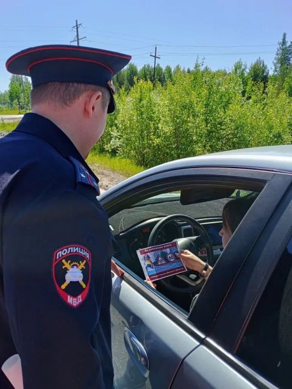 Ноябрьскими автоинспекторами совместно с Добровольной народной дружины проведена пропагандистская акция, направленная на повышение безопасности дорожного движения на железнодорожном переезде, а также на дорогах города Ноябрьскими автоинспекторами совместно с Добровольной народной дружины проведена пропагандистская акция, направленная на повышение безопасности дорожного движения на железнодорожном переезде, а также на дорогах города