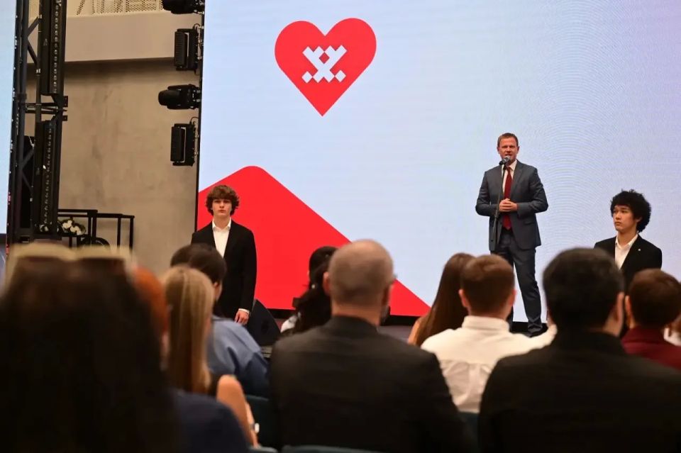 Антон Колодин: В преддверии Дня медицинского работника вручил заслуженные награды нашим героям в белых халатах Антон Колодин: В преддверии Дня медицинского работника вручил заслуженные награды нашим героям в белых халатах