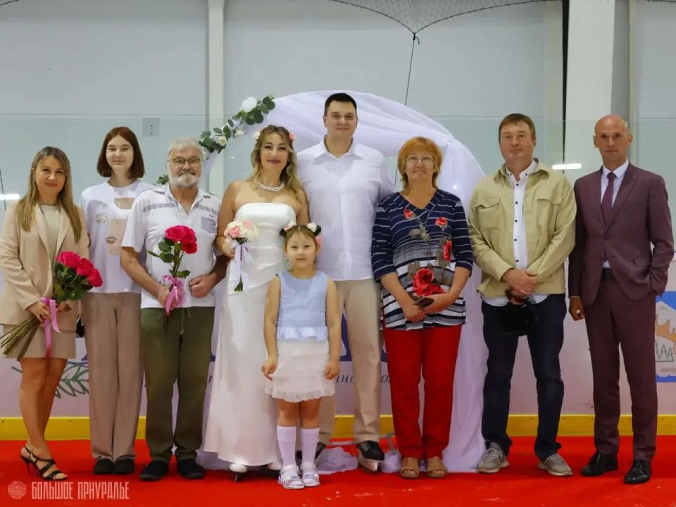 Свадьба на коньках: две пары сказали «да» на льду в Приуральском районе Свадьба на коньках: две пары сказали «да» на льду в Приуральском районе
