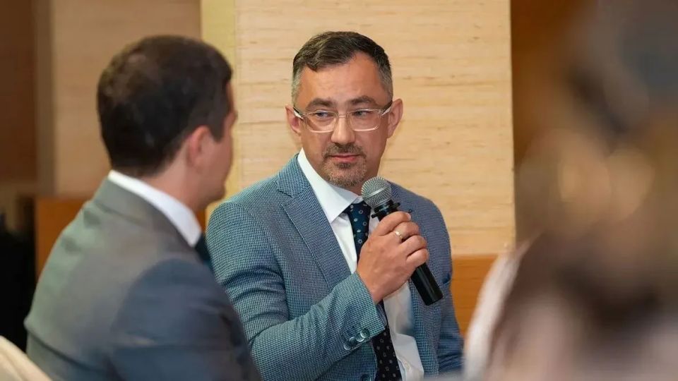 Дмитрий Артюхов встретился с медицинскими работниками округа Дмитрий Артюхов встретился с медицинскими работниками округа