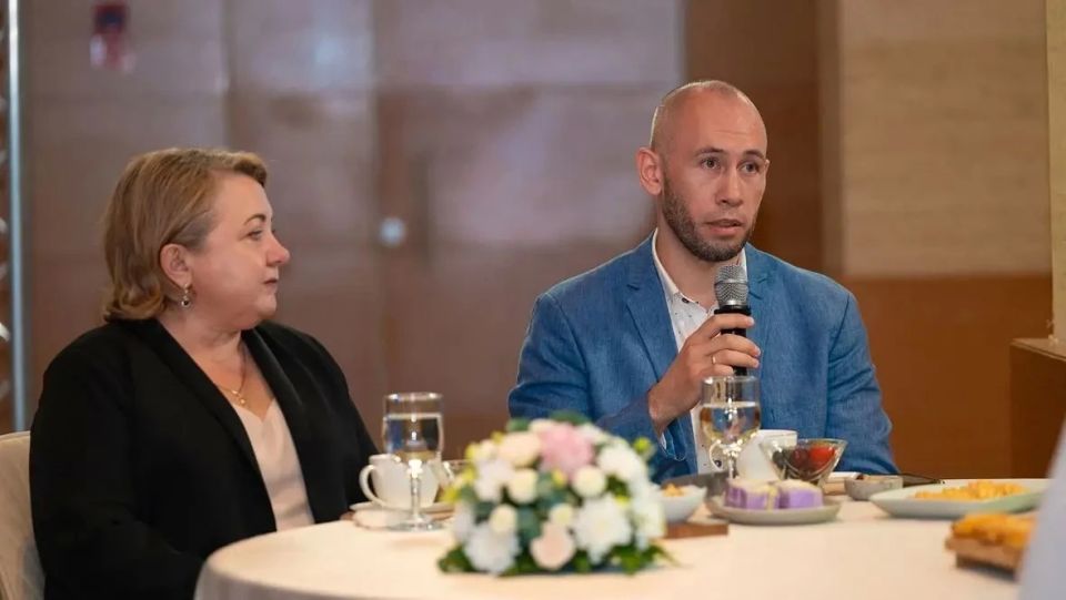 Дмитрий Артюхов встретился с медицинскими работниками округа Дмитрий Артюхов встретился с медицинскими работниками округа