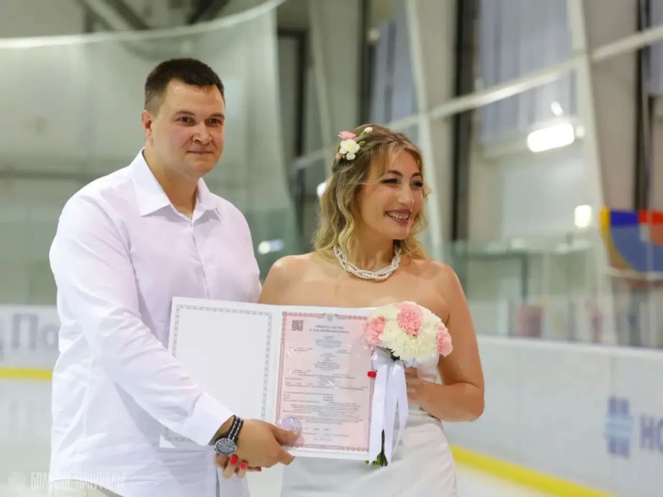Свадьба на коньках: две пары сказали «да» на льду в Приуральском районе Свадьба на коньках: две пары сказали «да» на льду в Приуральском районе