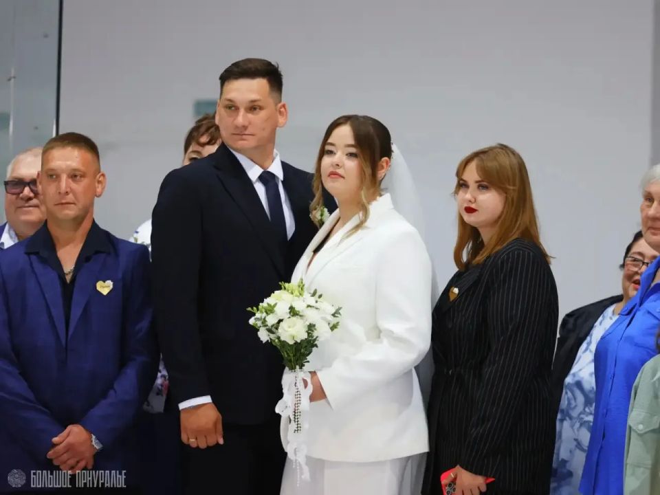 Свадьба на коньках: две пары сказали «да» на льду в Приуральском районе Свадьба на коньках: две пары сказали «да» на льду в Приуральском районе