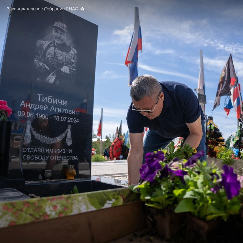 Салехардцы высадили цветы на Аллее Славы в память о погибших военнослужащих Салехардцы высадили цветы на Аллее Славы в память о погибших военнослужащих