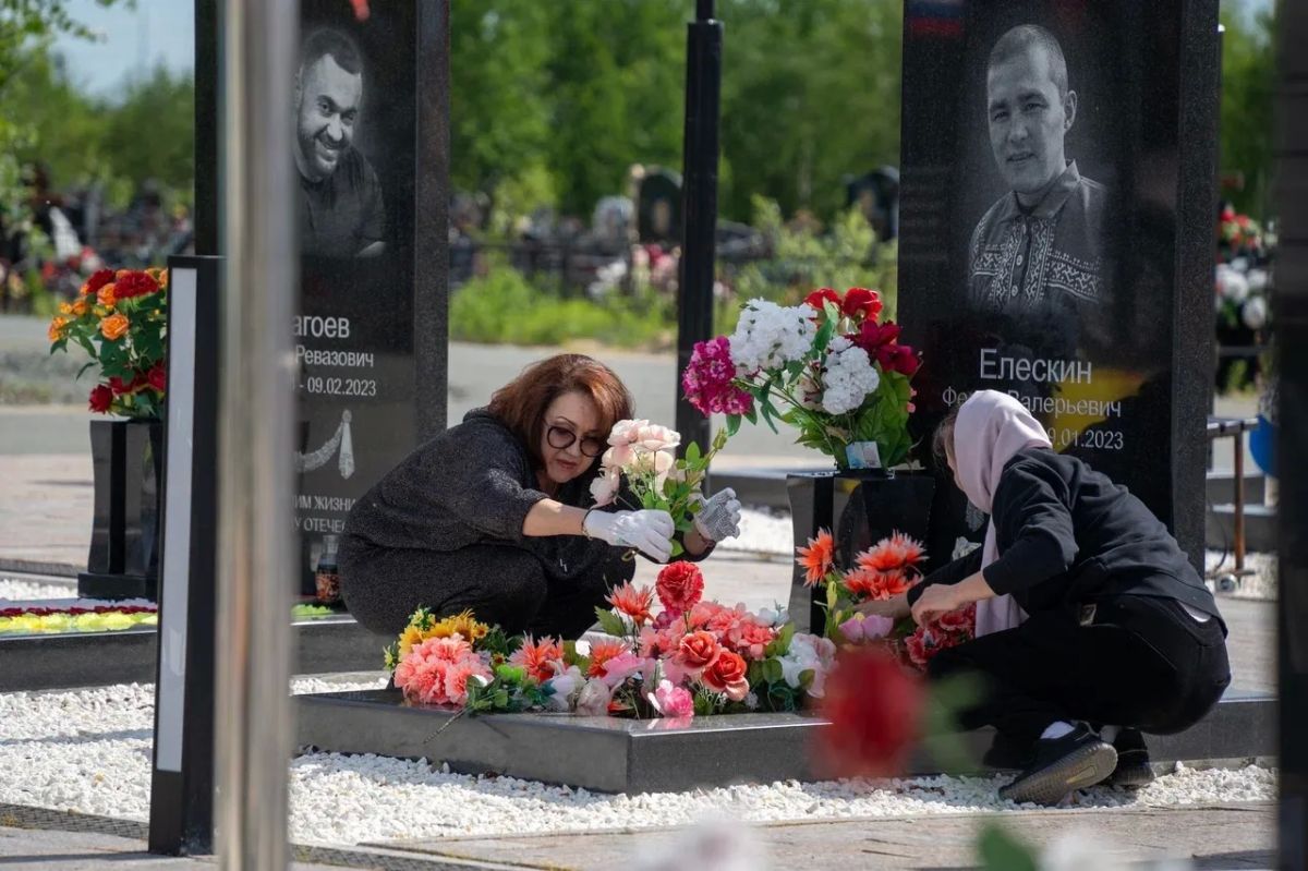Алексей Титовский: Сегодня на Аллее Славы вместе с депутатами Законодательного Собрания и Советом семей военнослужащих высадили цветы Алексей Титовский: Сегодня на Аллее Славы вместе с депутатами Законодательного Собрания и Советом семей военнослужащих высадили цветы