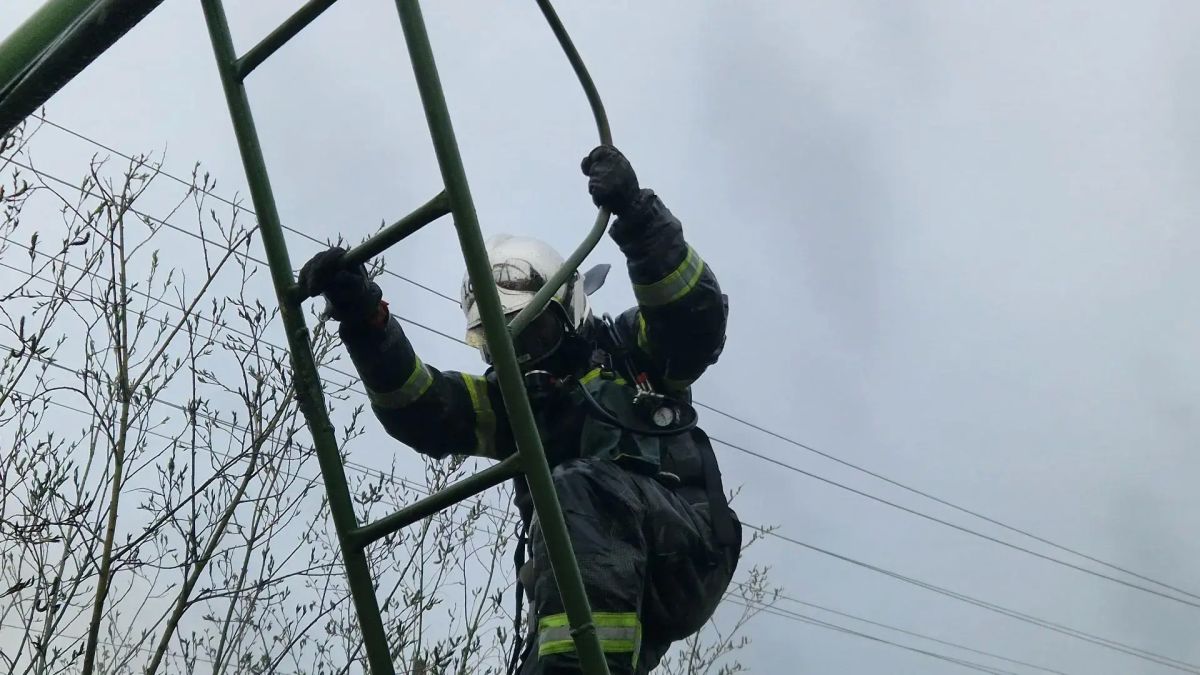 На территории 16 пожарно-спасательной части прошли тренировки газодымозащитников на огневой полосе психологической подготовки На территории 16 пожарно-спасательной части прошли тренировки газодымозащитников на огневой полосе психологической подготовки