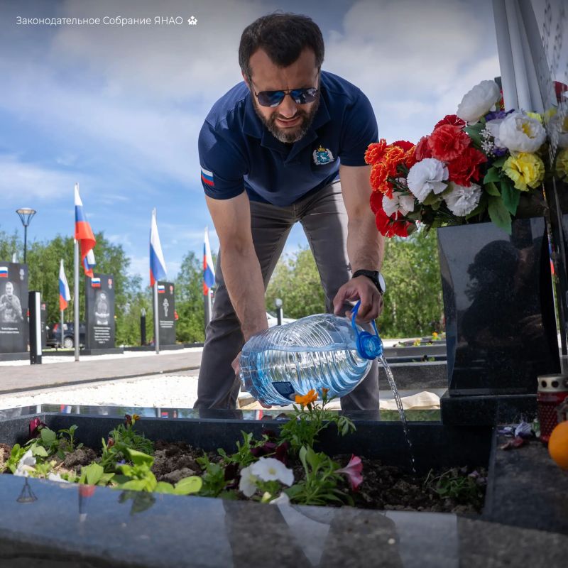 Салехардцы высадили цветы на Аллее Славы в память о погибших военнослужащих Салехардцы высадили цветы на Аллее Славы в память о погибших военнослужащих
