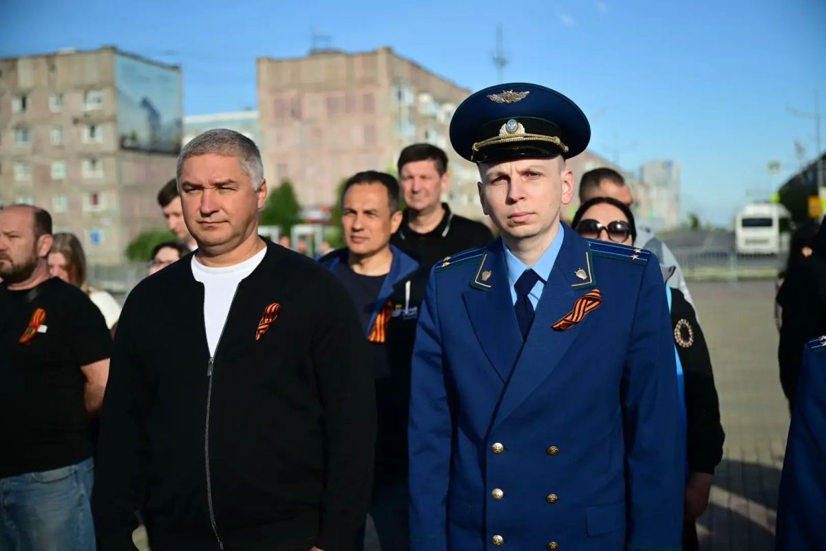В Новом Уренгое прошла традиционная церемония возложения цветов к Вечному огню на мемориальной площади Памяти, посвященная годовщине начала Великой Отечественной войне и всероссийская акция "Свеча памяти" В Новом Уренгое прошла традиционная церемония возложения цветов к Вечному огню на мемориальной площади Памяти, посвященная годовщине начала Великой Отечественной войне и всероссийская акция "Свеча памяти"