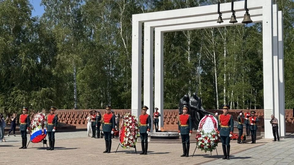 Коллектив ямальского представительства в Тюмени почтил память героев Великой Отечественной Коллектив ямальского представительства в Тюмени почтил память героев Великой Отечественной