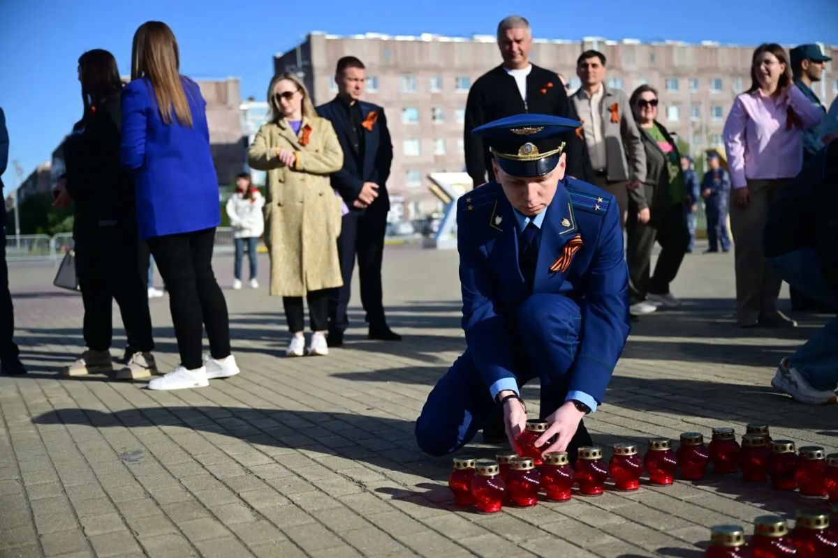 В Новом Уренгое прошла традиционная церемония возложения цветов к Вечному огню на мемориальной площади Памяти, посвященная годовщине начала Великой Отечественной войне и всероссийская акция "Свеча памяти" В Новом Уренгое прошла традиционная церемония возложения цветов к Вечному огню на мемориальной площади Памяти, посвященная годовщине начала Великой Отечественной войне и всероссийская акция "Свеча памяти"