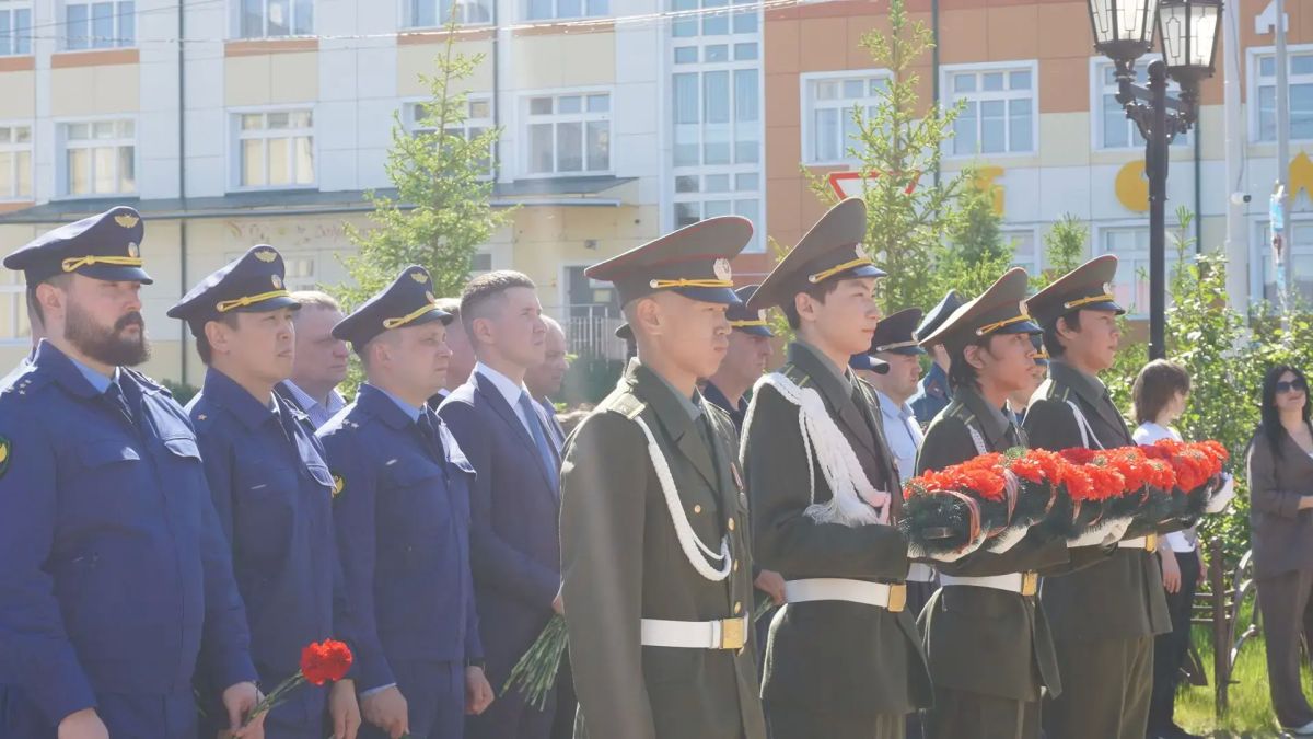В День памяти и скорби сотрудники прокуратуры Ямальского района, отдавая дань уважения подвигу советского народа, возложили цветы к мемориальному комплексу, посвященному воинам-ямальцам – участникам Великой Отечественной...