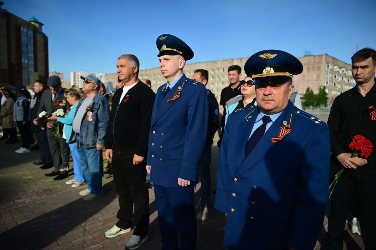 В Новом Уренгое прошла традиционная церемония возложения цветов к Вечному огню на мемориальной площади Памяти, посвященная годовщине начала Великой Отечественной войне и всероссийская акция "Свеча памяти" В Новом Уренгое прошла традиционная церемония возложения цветов к Вечному огню на мемориальной площади Памяти, посвященная годовщине начала Великой Отечественной войне и всероссийская акция "Свеча памяти"