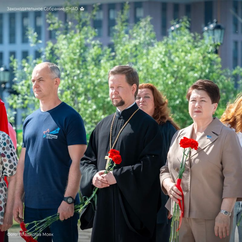 Сегодня в Салехарде прошла торжественная церемония: частицу Вечного огня перенесли в Парк Победы и соединили с огнём Пантеона Сегодня в Салехарде прошла торжественная церемония: частицу Вечного огня перенесли в Парк Победы и соединили с огнём Пантеона
