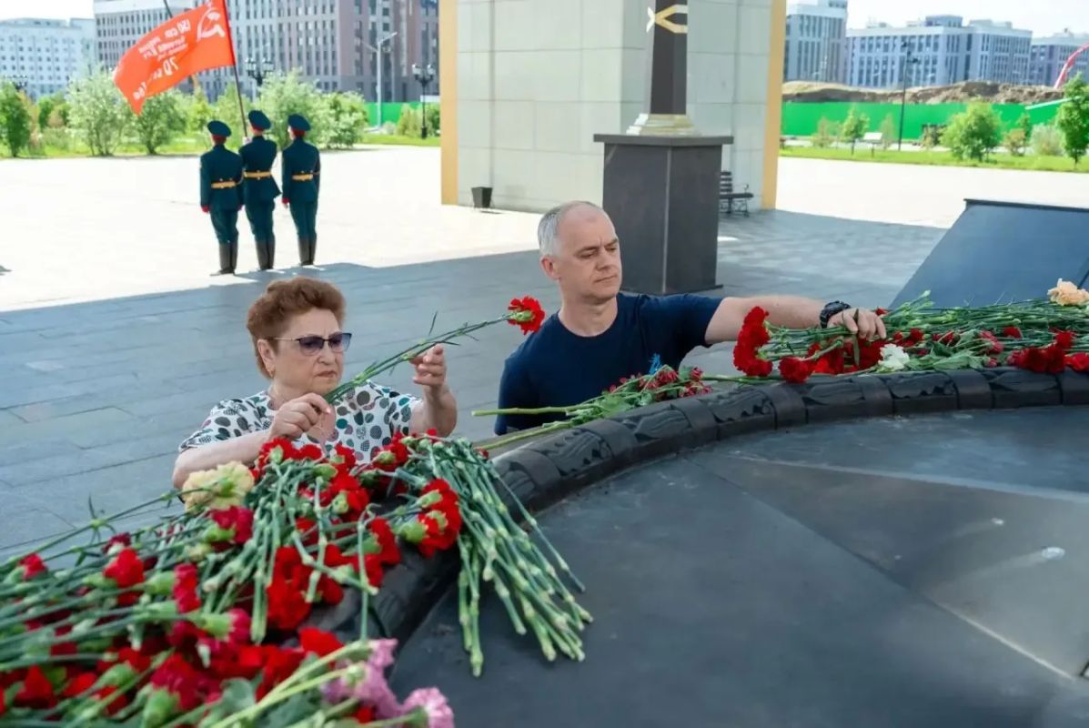Алексей Титовский: Дорогие земляки! Сегодня вместе с военным комиссаром Александром Евсеевым, ветеранами и общественными деятелями мы сделали важный и символичный шаг — частица Вечного огня была временно перенесена в Парк... Алексей Титовский: Дорогие земляки! Сегодня вместе с военным комиссаром Александром Евсеевым, ветеранами и общественными деятелями мы сделали важный и символичный шаг — частица Вечного огня была временно перенесена в Парк...
