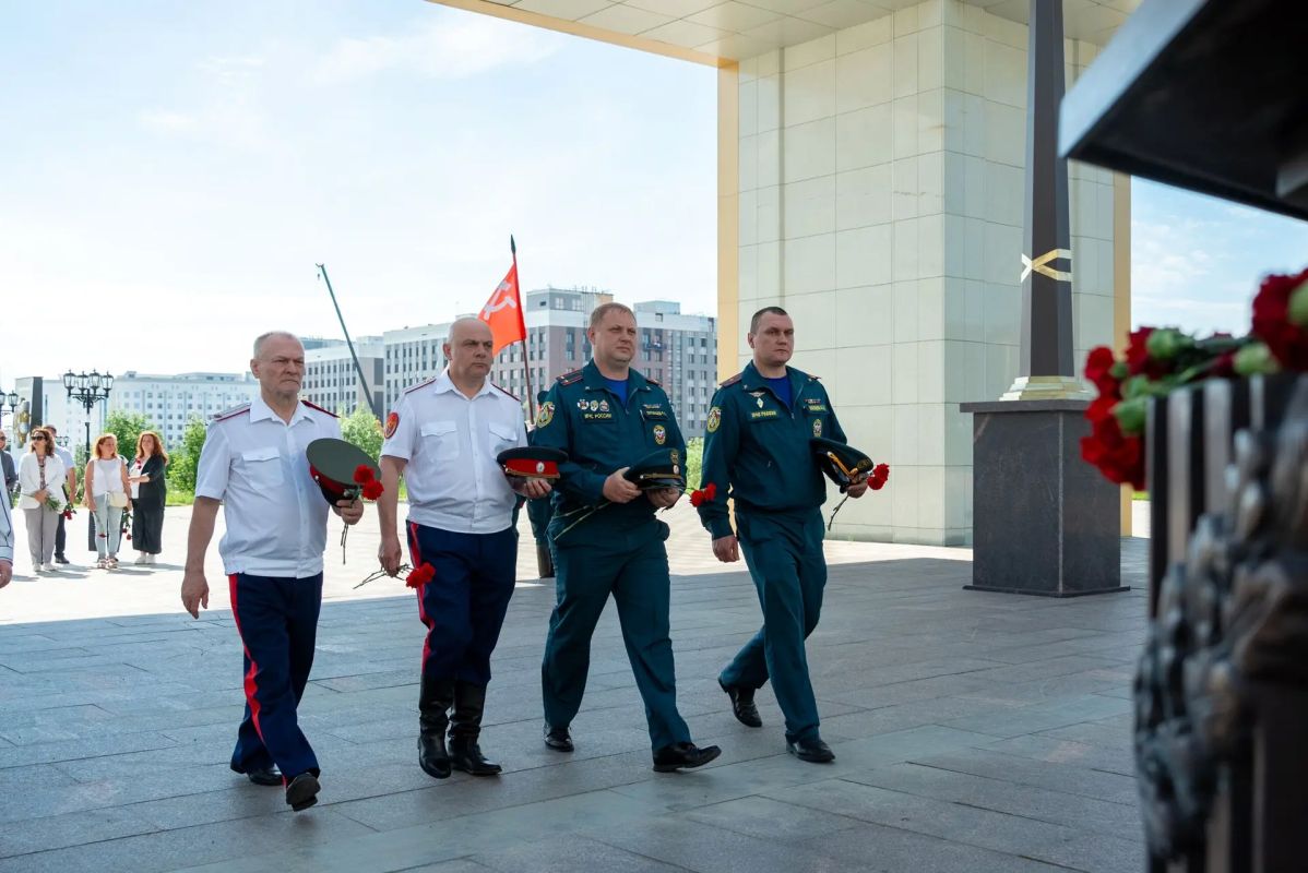 Со знамённой группой и почётным караулом Со знамённой группой и почётным караулом